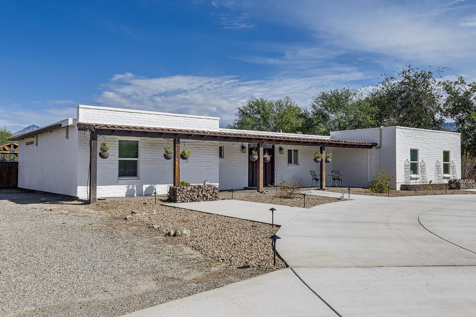 7 Mi to Saguaro Nat’l Park! Mtn-View Haven w/ Pool House in Tanque Verde
