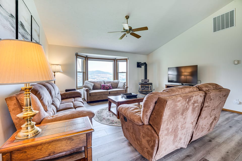 Lake Roosevelt Retreat Lake: Mtn Views, Game Room House in Franklin D Roosevelt Lake