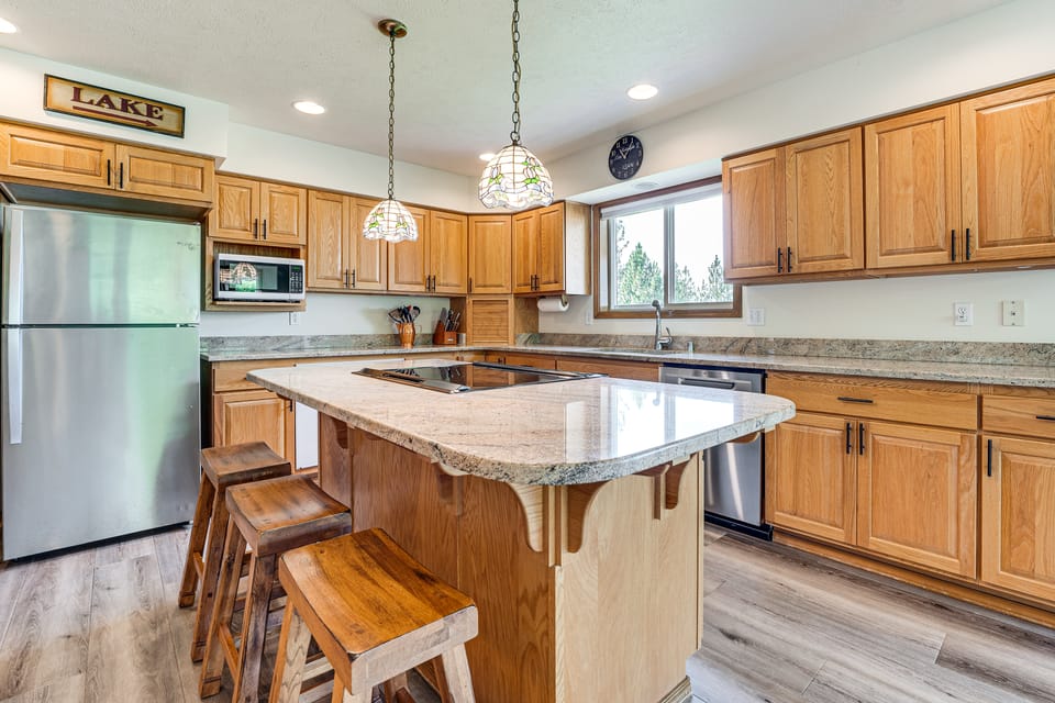 Lake Roosevelt Retreat Lake: Mtn Views, Game Room House in Franklin D Roosevelt Lake