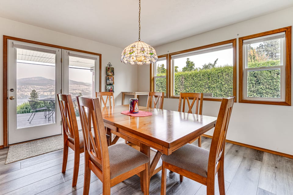 Lake Roosevelt Retreat Lake: Mtn Views, Game Room House in Franklin D Roosevelt Lake