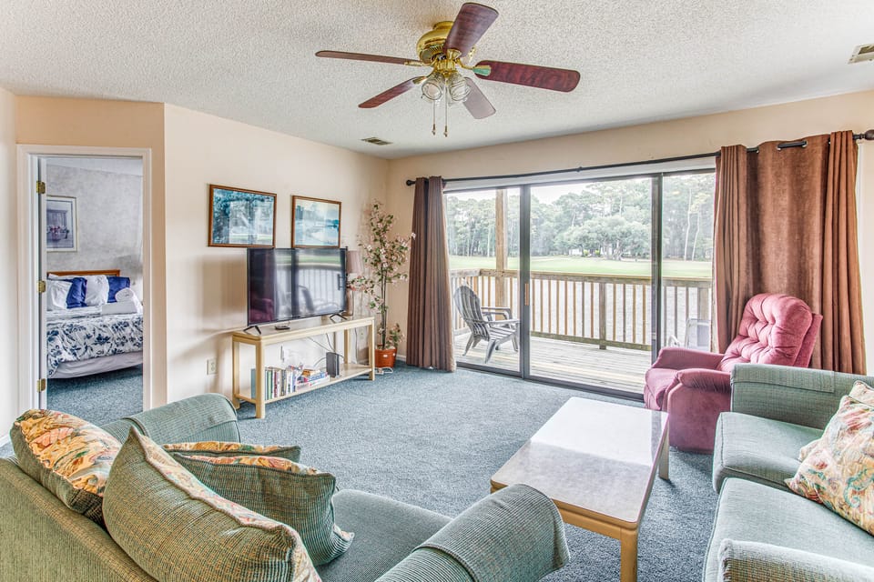 Lake-View Balcony, Pool Access! Sunset Beach Condo Apartment in Calabash