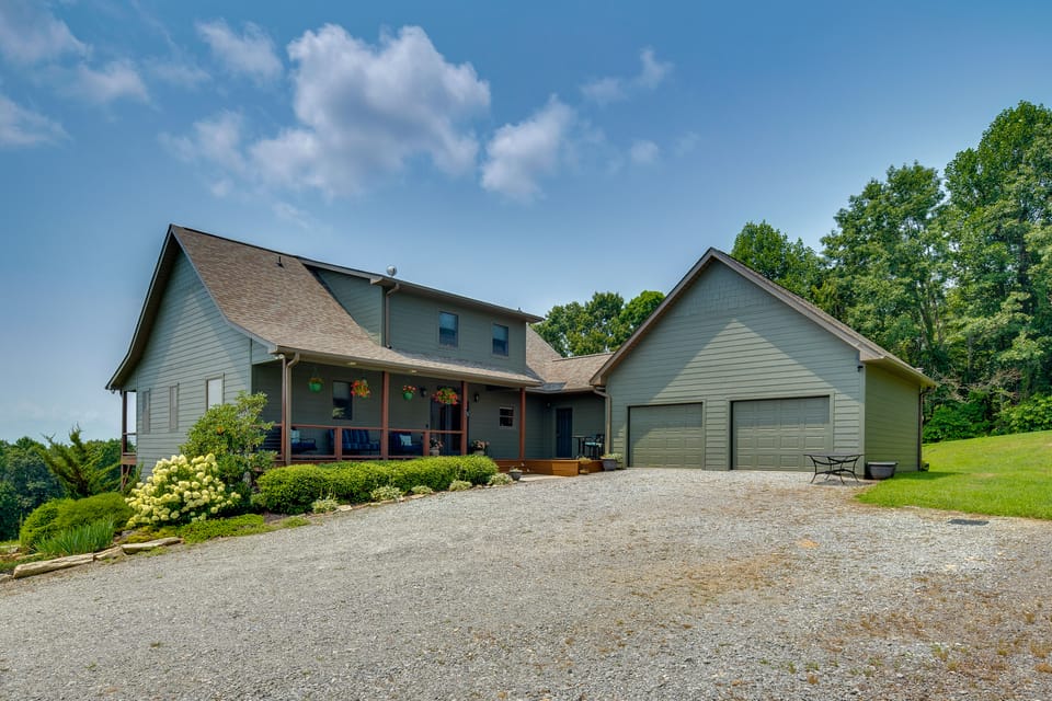 Relax in the Mountains! Hiking, Views House in North Carolina