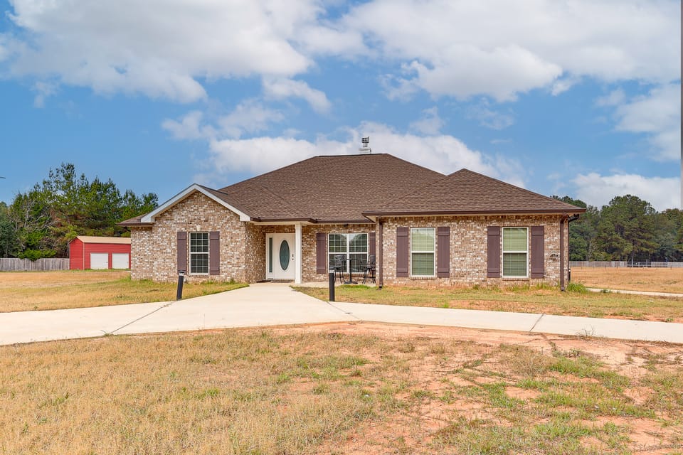 Screened-In Patio & Trampoline: Creola Getaway! House in Saraland