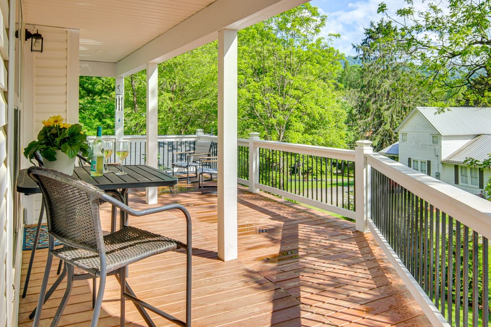 Walk to Dtwn Waynesville! Dual Mtn Havens w/ Decks House in Waynesville
