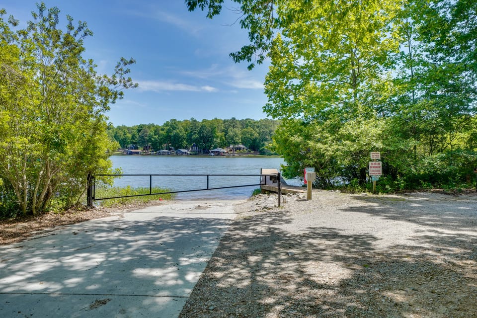Cottage 1 Mi to Lake Gaston Beach & Boat Launch House in Lake Gaston