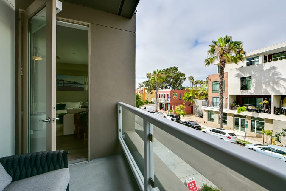 Steps to the Sand! Luxury Oceanside Pier Condo Apartment in Oceanside