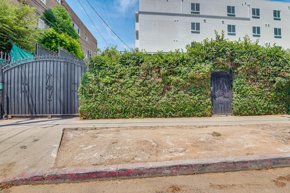 Convenient Van Nuys Base! 2 Separate Apts House in Van Nuys