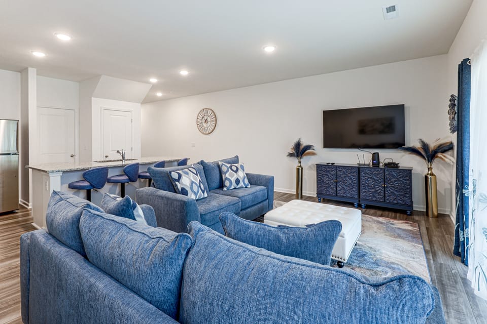 3 Mi to Wilson! Sleek Townhome w/ Screened Porch Apartment in Wilson