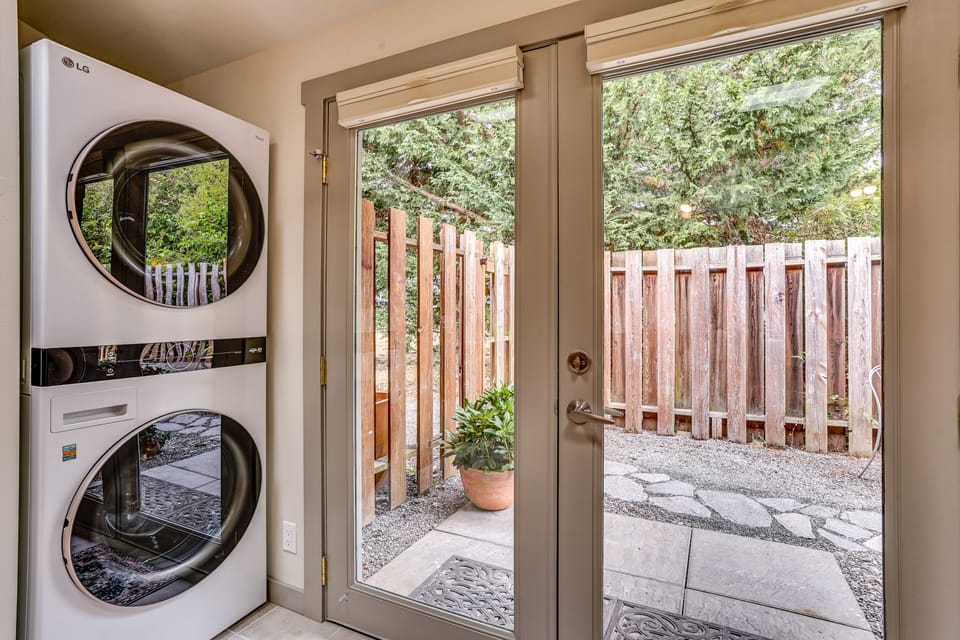 Walk Everywhere! Friday Harbor Home w/ Patio Apartment in Friday Harbor