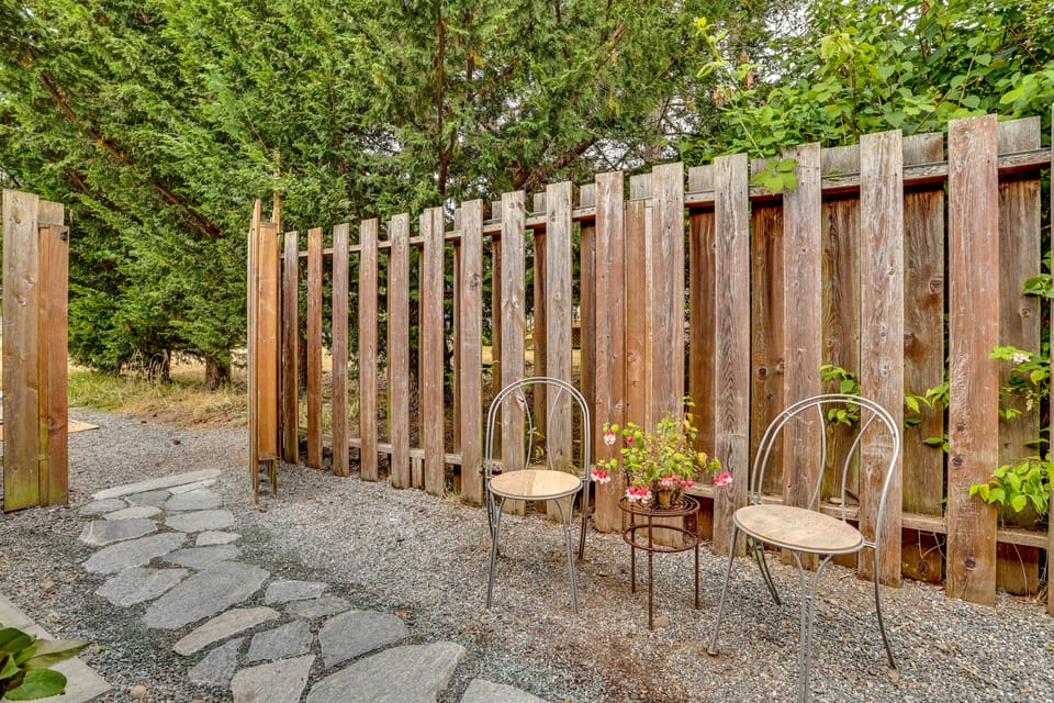 Walk Everywhere! Friday Harbor Home w/ Patio Apartment in Friday Harbor