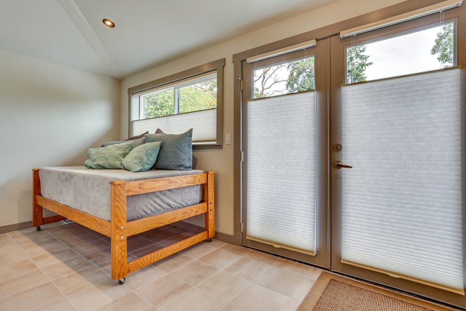 Walk Everywhere! Friday Harbor Home w/ Patio Apartment in Friday Harbor