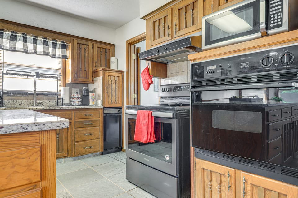 Private Yard & Patio! Overland Park Group Getaway House in Overland Park