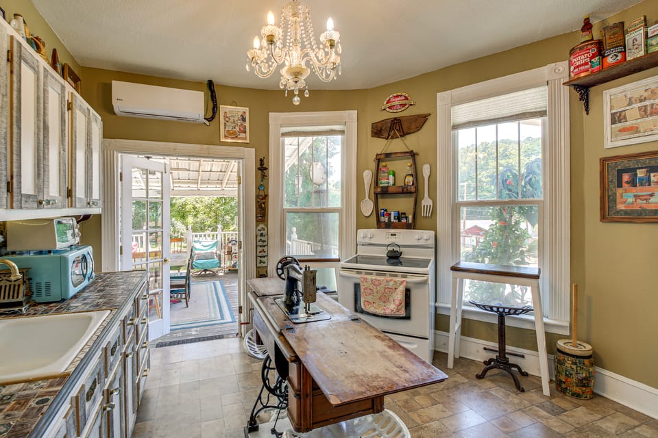 Walk to Bathhouse Row! Historic Gem w/ Yard House in Hot Springs