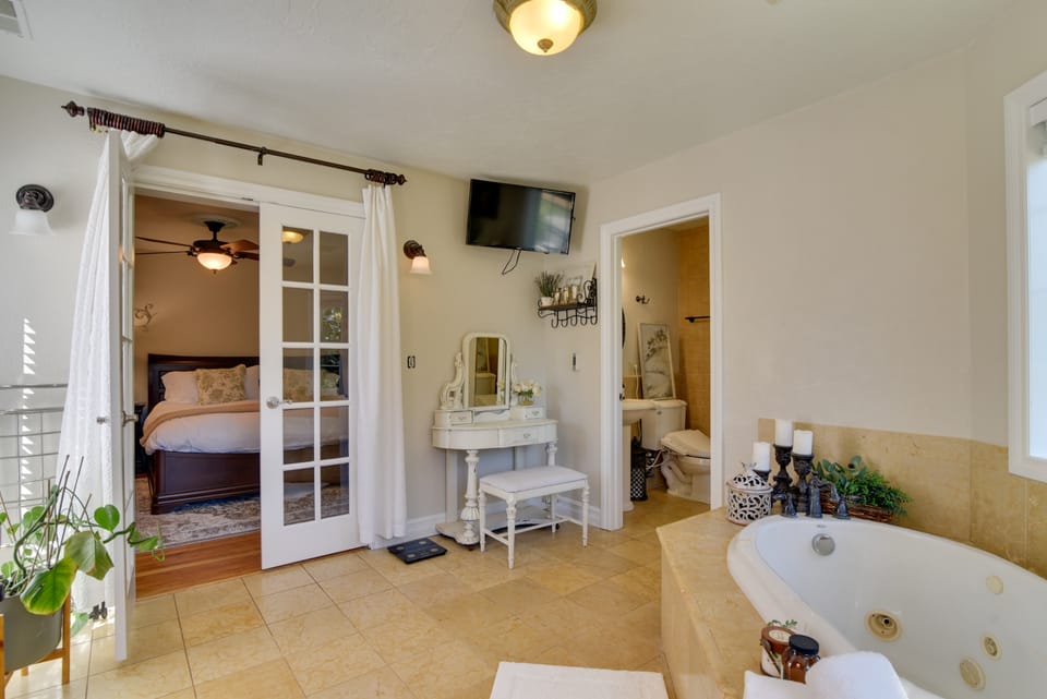 Luxe Home & Glamping w/ Pond in Oregon City! House in Clackamas County