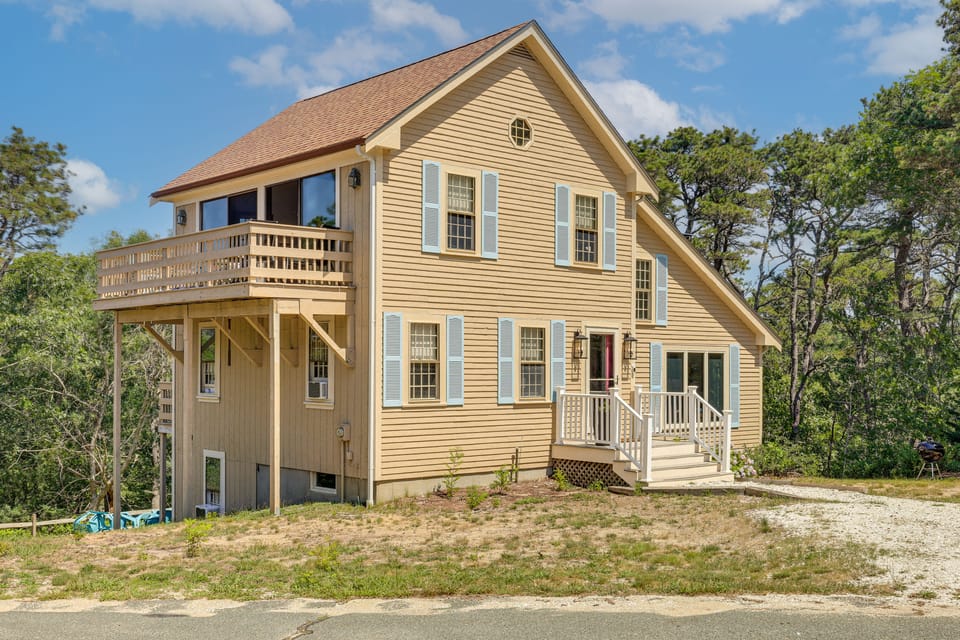 Sea Breeze, Sunset Views! Family Escape Near Ocean House in Wellfleet