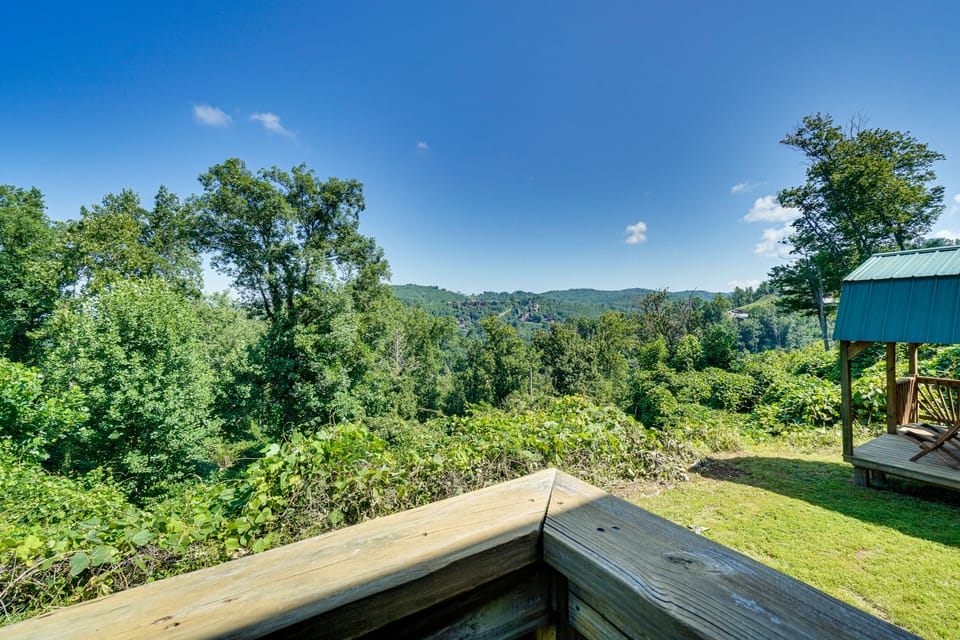 < 1 Mi to Dtwn Gatlinburg! Home w/ Hot Tub & Views House in Gatlinburg