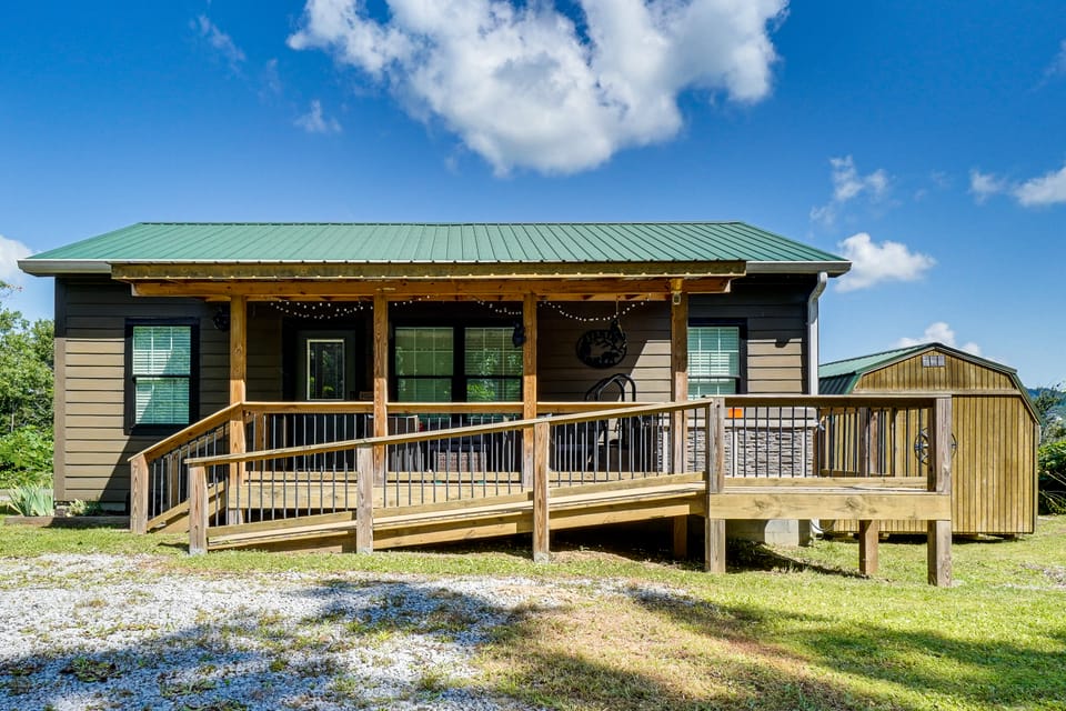 < 1 Mi to Dtwn Gatlinburg! Home w/ Hot Tub & Views House in Gatlinburg