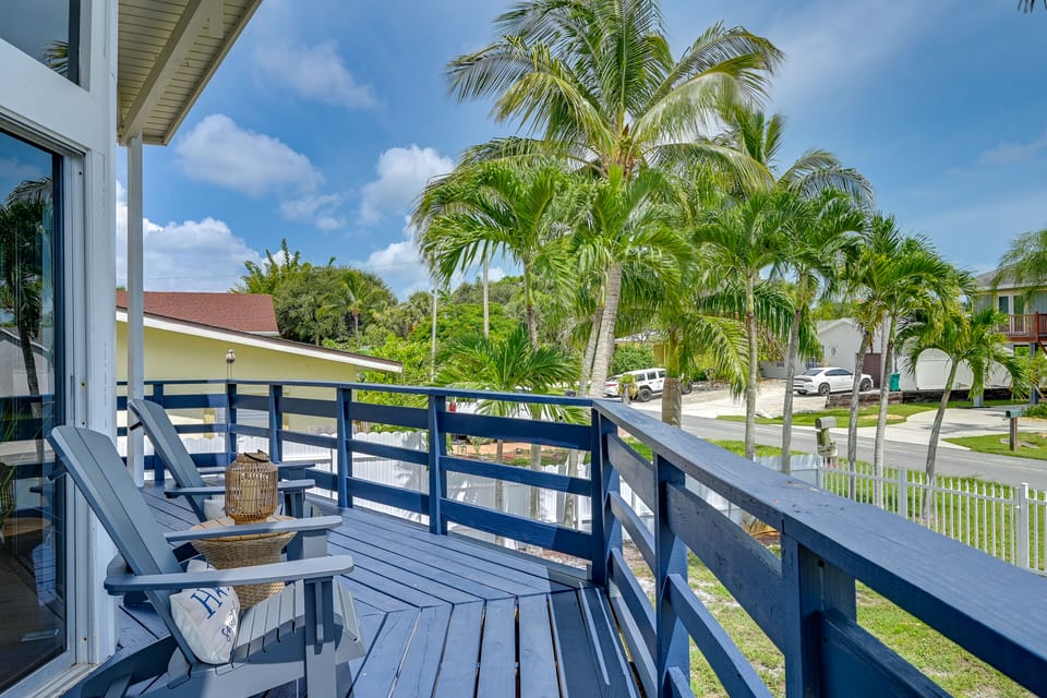 Island Oasis w/ Hot Tub, Walk to Shops and Dining House in Marco Island