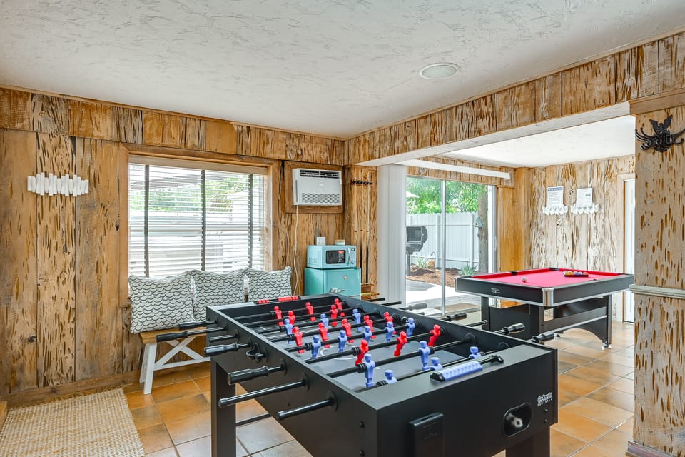 Island Oasis w/ Hot Tub, Walk to Shops and Dining House in Marco Island