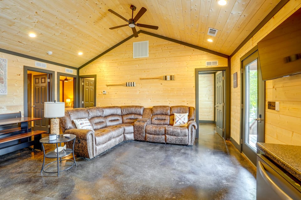 Walk to the Water! Kentucky Lake Cabin House in Lake Barkley
