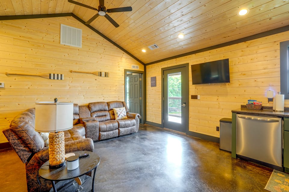 Walk to the Water! Kentucky Lake Cabin House in Lake Barkley