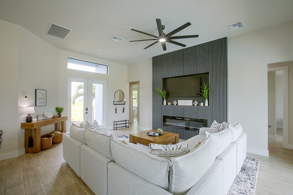 Poolside Paradise in Northwest Cape Coral! House in Cape Coral