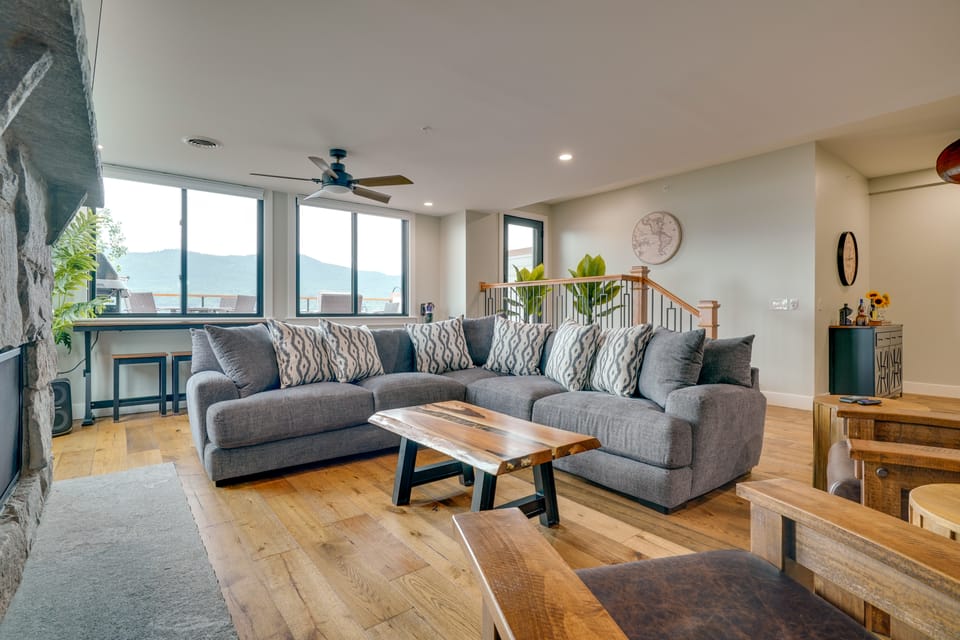 Brand-New Luxury Lakefront Condo - 2200 Sq Ft! Apartment in Queensbury