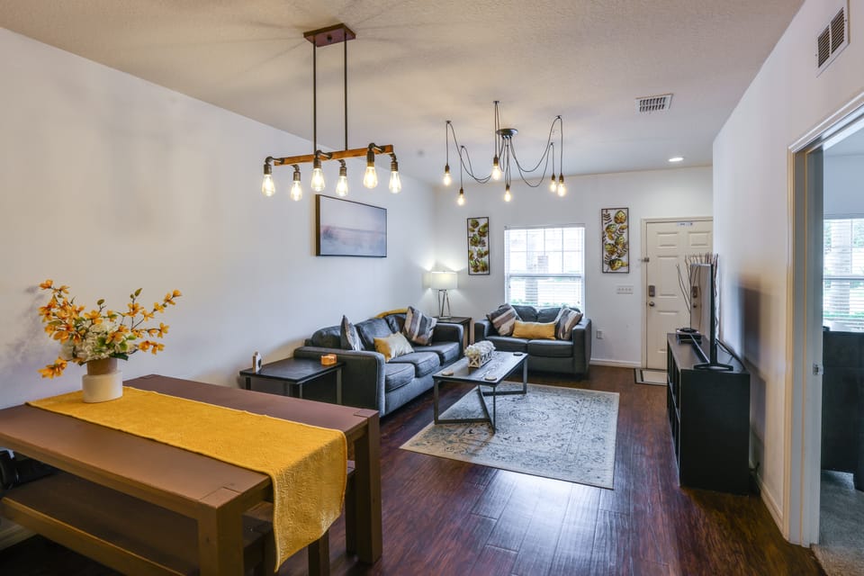 Unwind Poolside, Explore WDW! Kissimmee Retreat Apartment in Four Corners