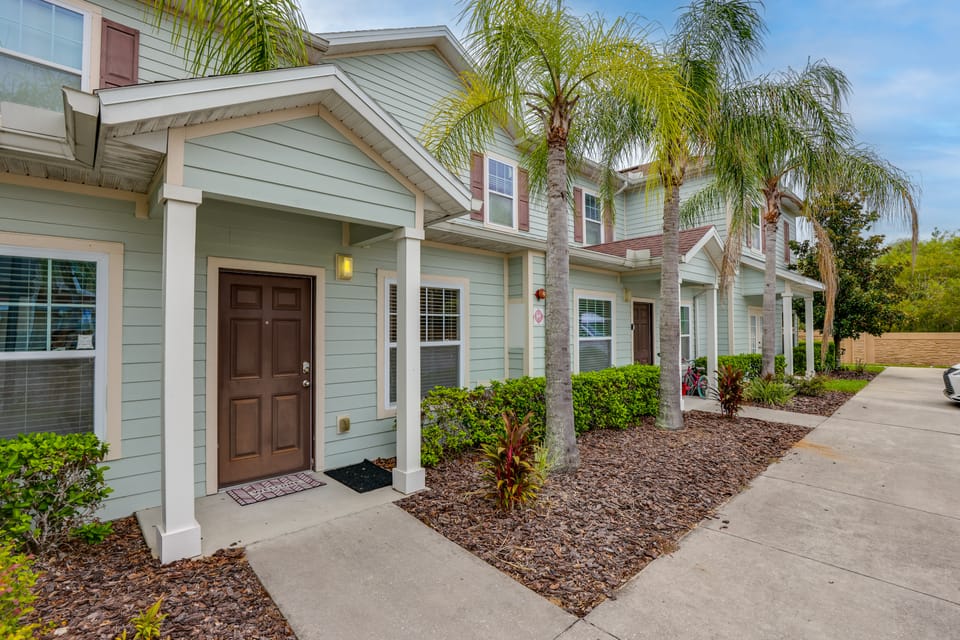 Unwind Poolside, Explore WDW! Kissimmee Retreat Apartment in Four Corners