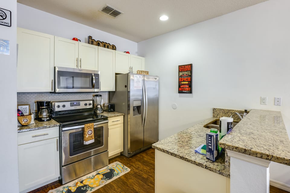 Unwind Poolside, Explore WDW! Kissimmee Retreat Apartment in Four Corners