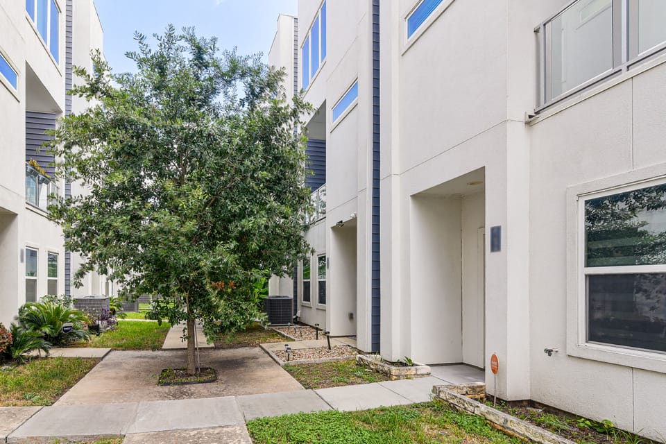 Walk to Astrodome! Houston Home w/ Balcony Apartment in Harris County