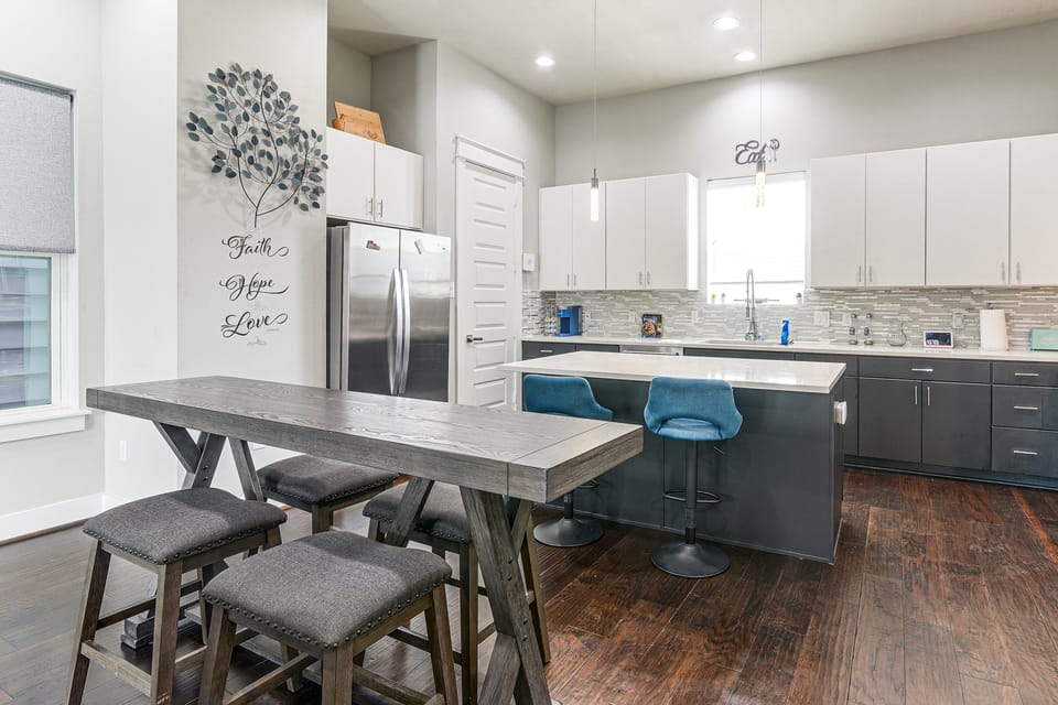 Walk to Astrodome! Houston Home w/ Balcony Apartment in Harris County