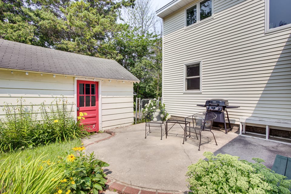Updated Home Minutes to Downtown and Beach! House in Door County