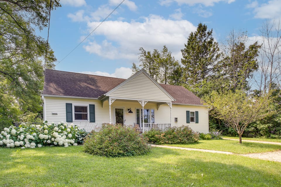 Updated Home Minutes to Downtown and Beach! House in Door County