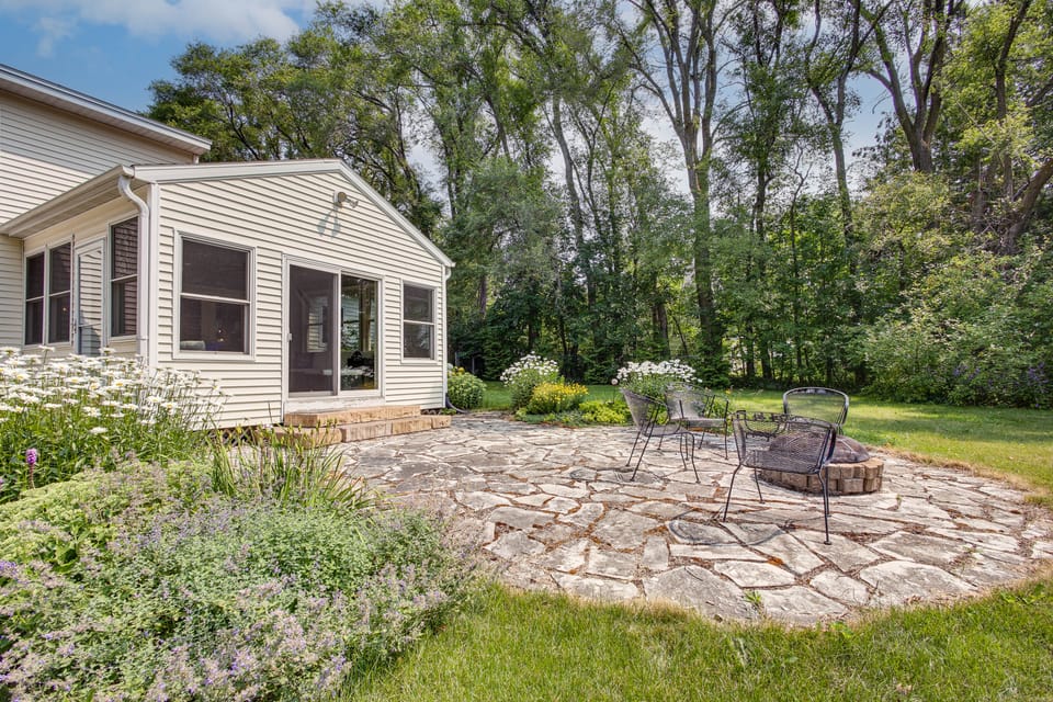 Updated Home Minutes to Downtown and Beach! House in Door County