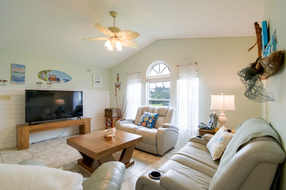 Pool & Hot Tub Access! Family Condo, 5 Mi to Beach Apartment in Gulf Shores