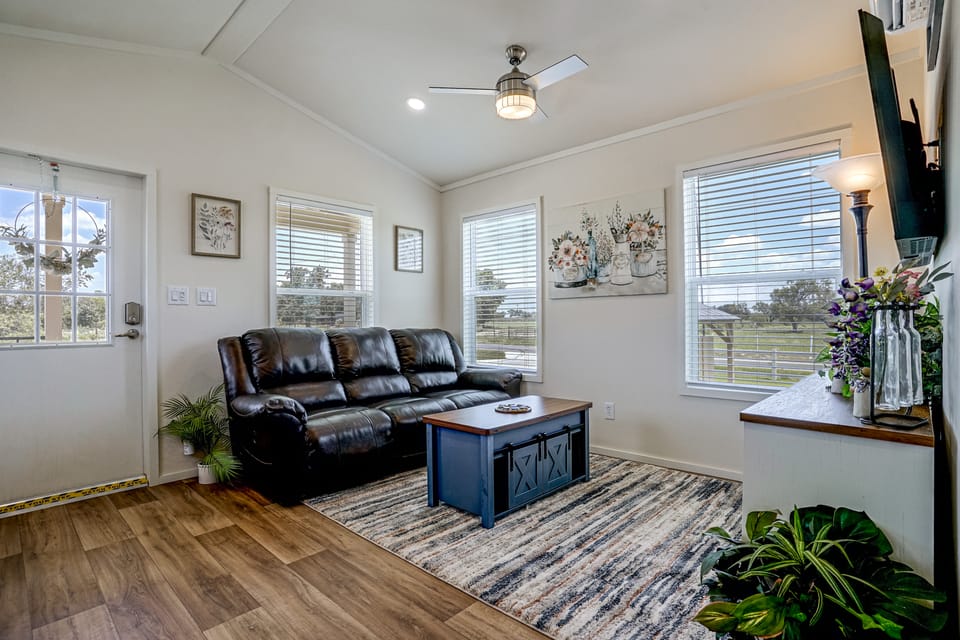 Tiny Home Retreat Close to Lake Granbury House in Texas