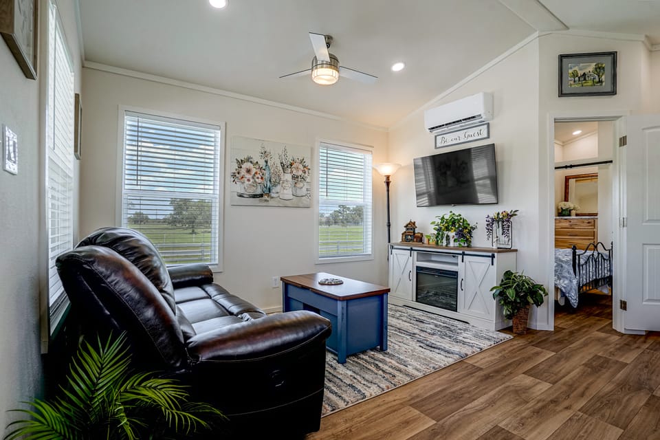 Tiny Home Retreat Close to Lake Granbury House in Texas