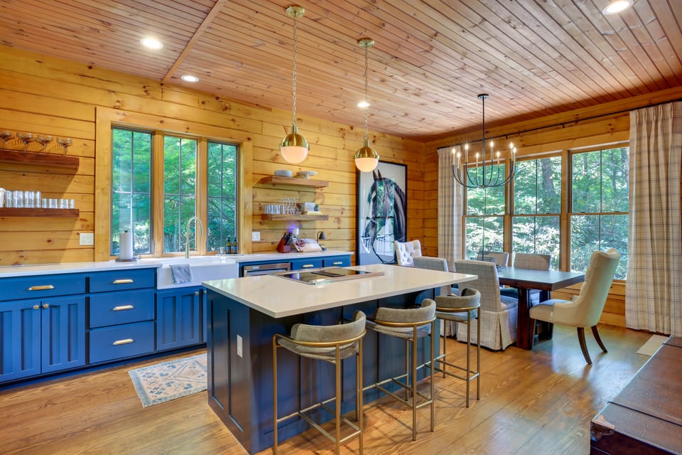 Views, Hot Tub & Fire Pit! Luxe Blue Ridge Retreat House in Watauga