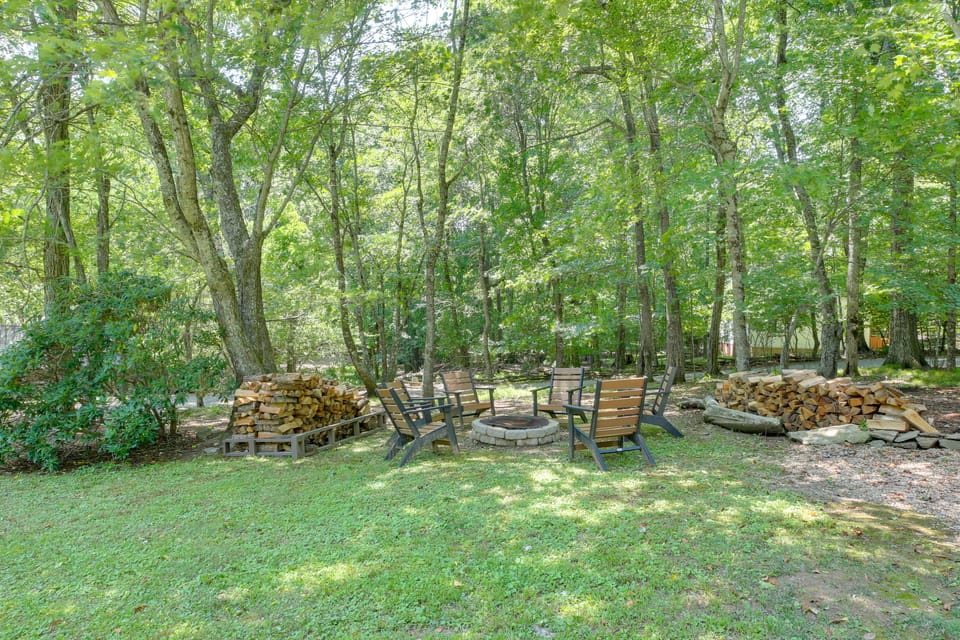 Views, Hot Tub & Fire Pit! Luxe Blue Ridge Retreat House in Watauga