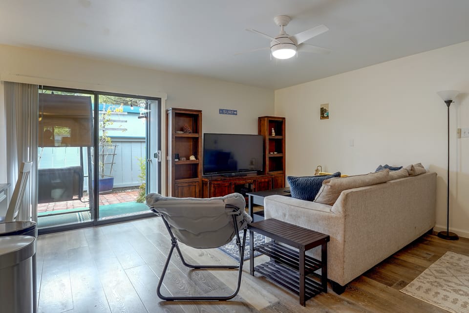 Walk to Capitola Village: Condo w/ 2 Surfboards Apartment in Capitola