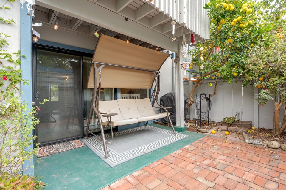 Walk to Capitola Village: Condo w/ 2 Surfboards Apartment in Capitola