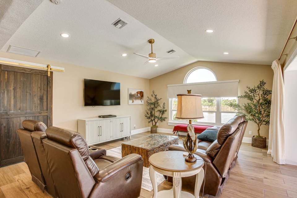Boat Dock & Outdoor Kitchen! Port Charlotte Escape House in South Gulf Cove
