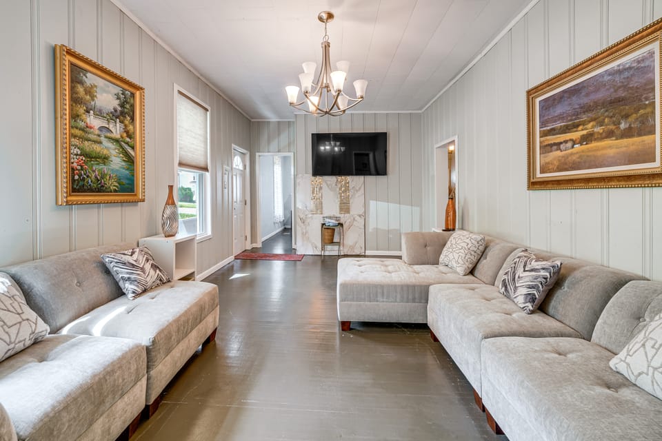 Pets Welcome! Hinton Home w/ Mtn Views House in West Virginia