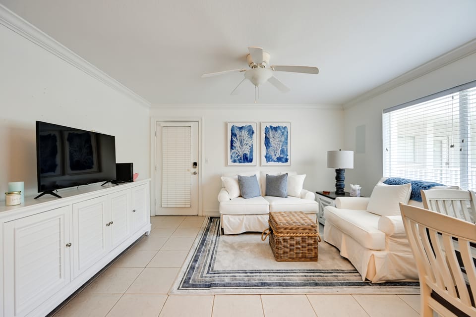 Walk to Beach! Old Naples Condo w/ Pool Access Apartment in Naples