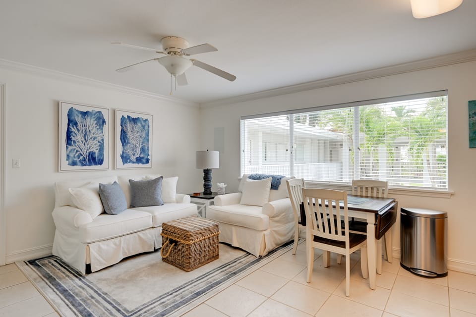 Walk to Beach! Old Naples Condo w/ Pool Access Apartment in Naples