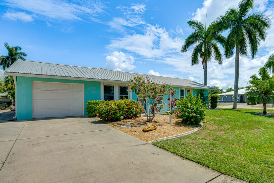 3 Mi to Fort Myers Beach! Family Getaway w/ Pool House in Iona