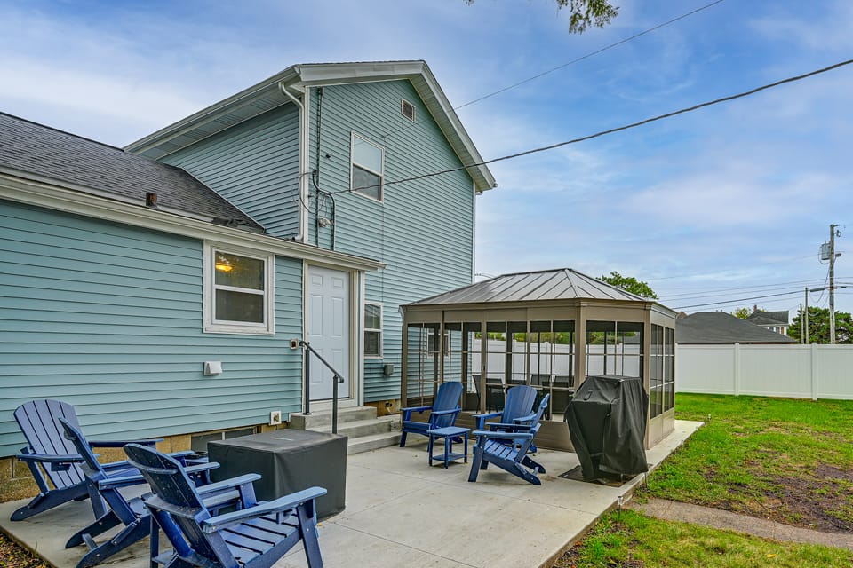 1 Mi to Notre Dame: 4BR, Private Yard & Pets House in South Bend