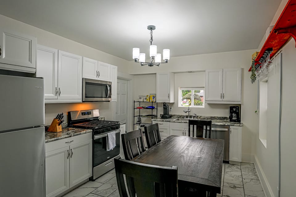 1 Mi to Notre Dame: 4BR, Private Yard & Pets House in South Bend