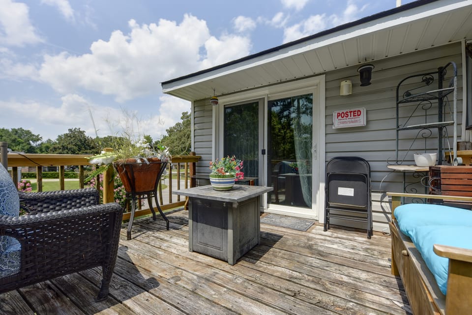 16 Mi to Dtwn Charleston! Backyard Retreat w/ Deck Apartment in Goose Creek